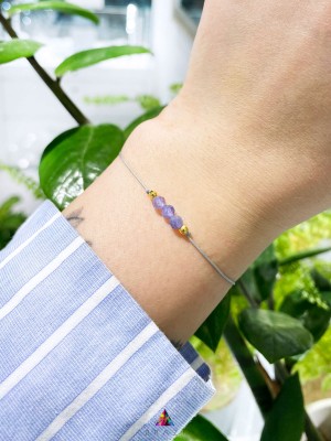 Bransoletka z fasetowanymi kamieniami tanzanitu na jasnoniebieskim sznurku, biżuteria handmade Brazi