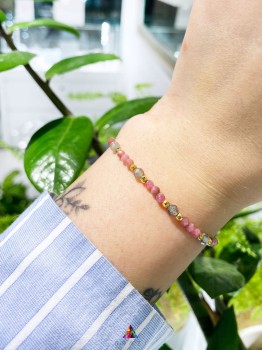 Bransoletka z fasetowanym turmalinem i labradorytem na nadgarstku, biżuteria handmade Brazi