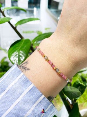 Bransoletka z fasetowanym turmalinem i labradorytem na nadgarstku, biżuteria handmade Brazi