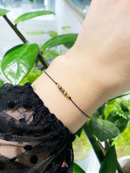 Delikatna bransoletka Brazi Druse Jewelry z piirytu, na czarnym sznurku.