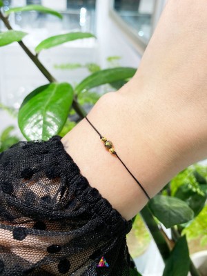 Bransoletka z naturalnym pirytem na nadgarstku, minimalistyczna biżuteria na sznurku od Brazi