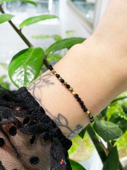 Bransoletka z naturalnym turmalinem i pirytem prezentowana na nadgarstku, biżuteria Brazi