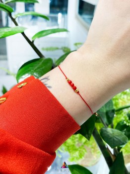 Bransoletka z czerwonym koralem na nadgarstku, minimalistyczna biżuteria Brazi na sznurku z kamieniami naturalnymi