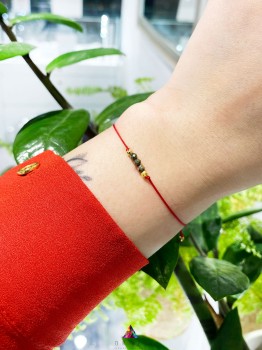 Bransoletka Szczęścia Brazi Druse Jewelry: minimalistyczna, czerwona, z piritem.