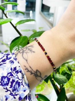 Bransoletka z granatem i szafirem na sznurku prezentowana na nadgarstku, ręcznie wykonana biżuteria Brazi