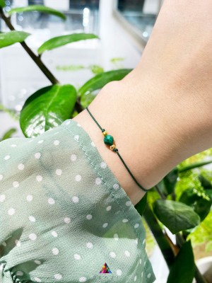 Bransoletka z naturalnym malachitem na nadgarstku, ręcznie wykonana biżuteria Brazi w naturalnym świetle