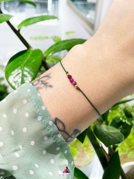 Bransoletka z naturalnym rubinem i złotymi dodatkami na ręce, biżuteria handmade marki Brazi