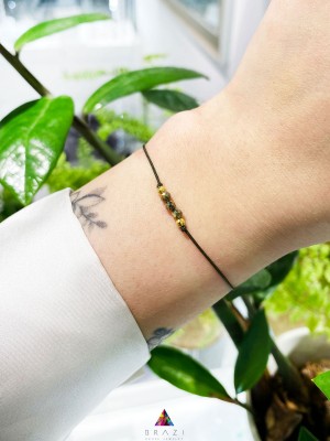 Bransoletka Szczęścia Brazi Druse Jewelry z pirotem, minimalistyczna, na czarnym sznurku.