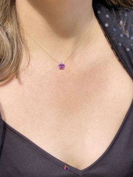 Złoty naszyjnik z naturalnym ametystem w kształcie gwiazdki na dekolcie modelki, marka Brazi.