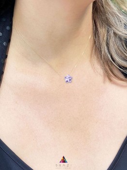 Naszyjnik ze złota 585 z fasetowaną gwiazdką z ametystu, produkt na modelce, biżuteria Brazi.