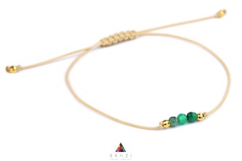 Bransoletka z fasetowanym malachitem i złotymi elementami na jasnym tle, marka Brazi