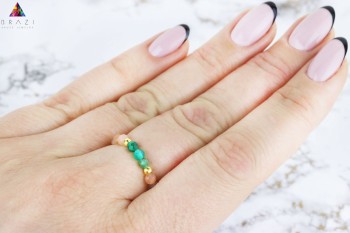 Pierścionek z kamieni naturalnych w odcieniu brzoskwini i zieleni na dłoni, biżuteria Brazi