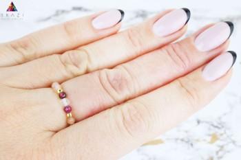 Pierścionek z naturalnymi kamieniami i złotymi elementami na dłoni, biżuteria marki Brazi