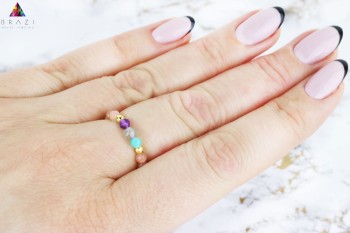 Pierścionek z lapis lazuli na dłoni w minimalistycznej stylizacji, biżuteria Brazi