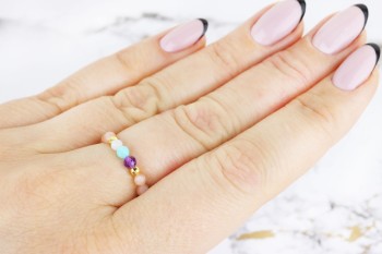 Pierścionek z kamieniami naturalnymi na dłoni, fasetowany ametyst i akwamaryn, biżuteria Brazi