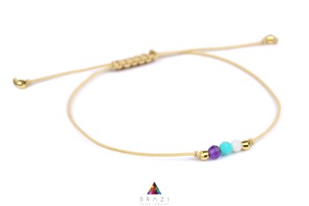 Bransoletka z naturalnym ametystem, błękitnym i białym kamieniem oraz złotymi kulkami, biżuteria Brazi