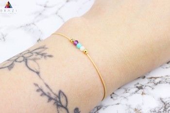 Bransoletka z fasetowanymi kamieniami naturalnymi na nadgarstku, ręcznie wykonana biżuteria Brazi