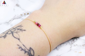 Bransoletka z kamieni naturalnych w odcieniach różu i czerwieni na złotym sznurku, biżuteria Brazi