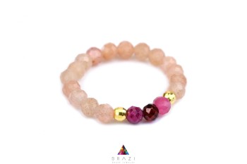 Pierścionek z naturalnym granatem i różowymi kamieniami na brzoskwiniowej bazie, biżuteria Brazi.