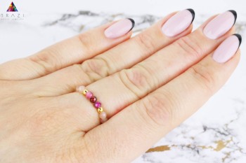 Elastyczny pierścionek z kamieni naturalnych na dłoni, biżuteria Brazi w minimalistycznym stylu.