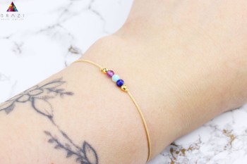 Bransoletka z fasetowanymi kamieniami naturalnymi na nadgarstku, minimalistyczna biżuteria Brazi