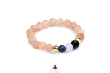 Pierścionek z fasetowanych koralików w kolorze pudrowego różu z ozdobną sekcją, biżuteria Brazi.