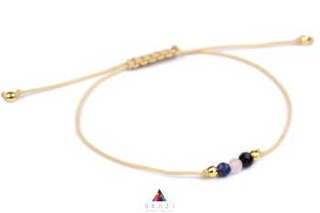 Bransoletka z minerałów ułożona w okrąg na jasnym tle, regulowane zapięcie, biżuteria Brazi