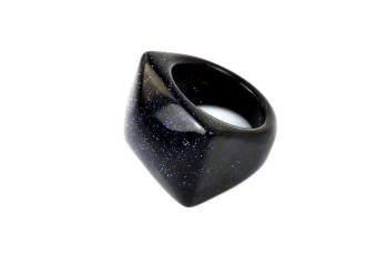 Geometryczny pierścionek Noc Kairu z profilu ukazujący bryłę kamienia i gładkie wnętrze obrączki.