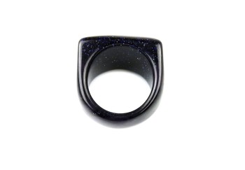 Boczny widok na pierścionek Noc Kairu eksponujący szeroki, płaski wierzchołek oraz okrągły profil.