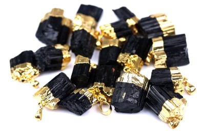 Zdjęcie eleganckiego naszyjnika z czarnego turmalinu, pokrytego złotem. Idealne połączenie luksusu i ochrony, podkreślające każde kreacje. Doskonały wybór dla miłośników unikalnej biżuterii.