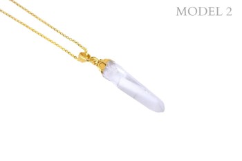 Naszyjnik z długim, smukłym kryształem górskim i fakturowaną złotą nasadką, marka Brazi.