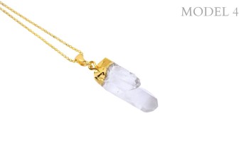 Naszyjnik z podwójnym kryształem górskim w ozdobnej fakturowanej oprawie, biżuteria Brazi.