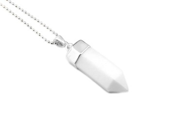 Elegancki naszyjnik Brazi Druse Jewelry z białym kwarcem, obeliskowy kształt, srebrna oprawa.