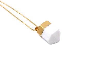 Naszyjnik Brazi Druse Jewelry z białym kwarcem, geometryczny, złoty.