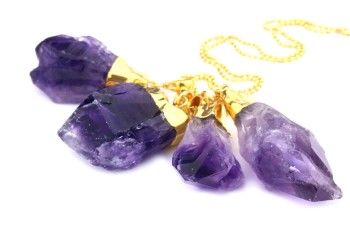 Naszyjnik Brazi Druse Jewelry: surowe ametysty, złote oprawy.