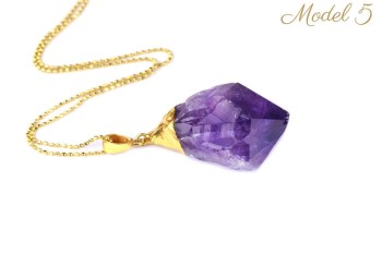 Naszyjnik Brazi Druse Jewelry z surowym, fioletowym ametystem, złocone wykończenie.