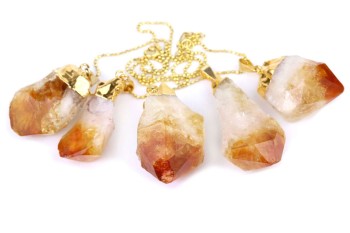 Naszyjniki z surowym cytrynem w pozłacanej oprawie, unikalne formy naturalnych kamieni Brazi.