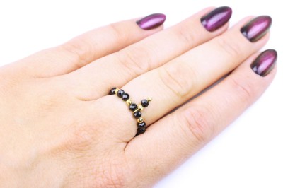 Pierścionek z naturalnym czarnym turmalinem i ruchomą zawieszką na dłoni, biżuteria Brazi