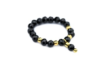 Pierścionek z fasetowanego czarnego turmalinu ze złotymi elementami i zawieszką, marka Brazi