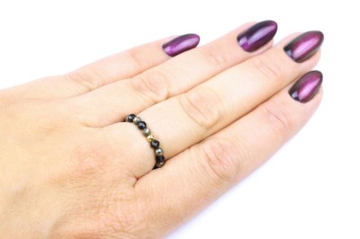 Pierścionek z naturalnym czarnym turmalinem i pirytem na dłoni, ręcznie wykonana biżuteria Brazi