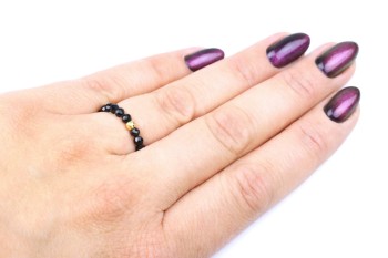 Pierścionek z czarnym turmalinem na dłoni, fasetowane koraliki z naturalnych kamieni, biżuteria Brazi