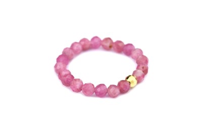 Pierścionek z różowego turmalinu, fasetowany.