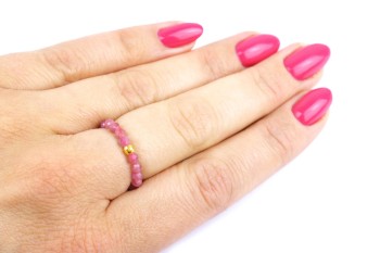 Delikatny różowy pierścionek z turmalinu, Brazi Druse Jewelry.