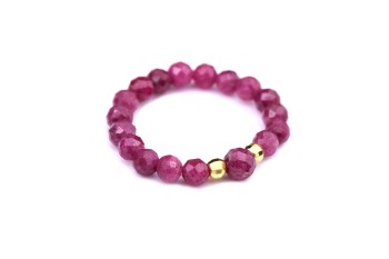 Pierścionek z fasetowanych koralików naturalnego rubinu ze złotymi elementami, biżuteria Brazi