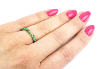 Pierścionek z naturalnym zoisytem i rubinem prezentowany na dłoni modelki, biżuteria Brazi.