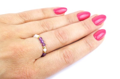 Pierścionek z fioletowym ametystem i kamieniem księżycowym na dłoni, srebrna pozłacana biżuteria Brazi