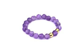 Fioletowy pierścionek z ametystu Brazi Druse Jewelry, fasetowane kamienie, złote elementy.