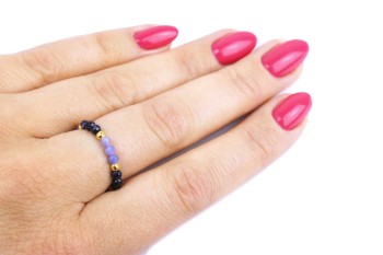 Delikatny pierścionek Brazi Druse Jewelry z tanzanitem i onyksami.