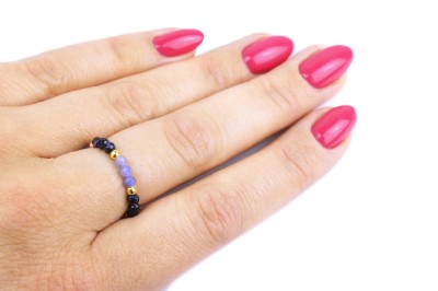 Delikatny pierścionek Brazi Druse Jewelry z tanzanitem i onyksami.