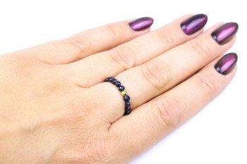 Pierścionek z fasetowanych kamieni Noc Kairu prezentowany na dłoni, biżuteria marki Brazi